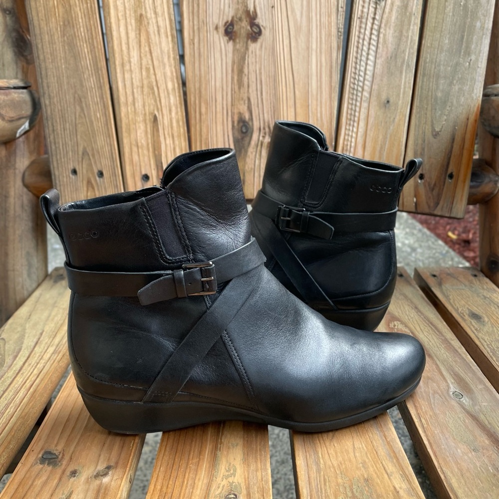 ECCO Felicia Black Leather Boot Size 41 Cross-Strap Ankle Booties Comfort